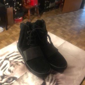 Triple black yezzy  750